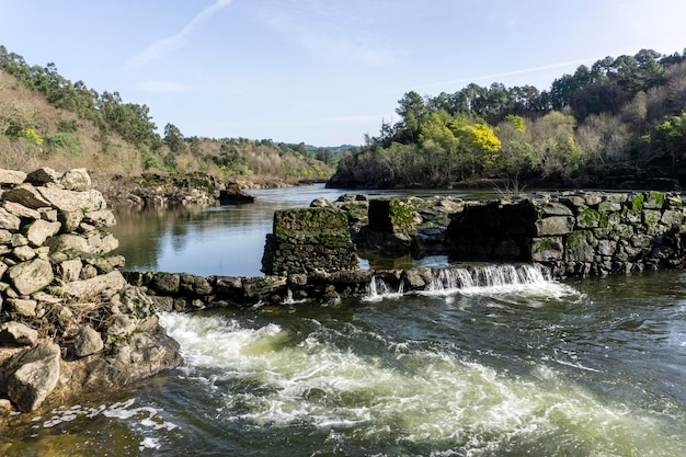 Rzeka Mino przepływająca przez miasto Arbo Galicia