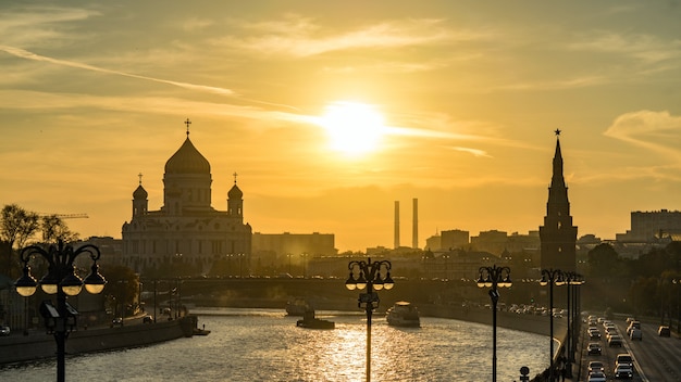 Rzeka Moskwa i Świątynia Chrystusa Zbawiciela, Moskwa, Rosja.