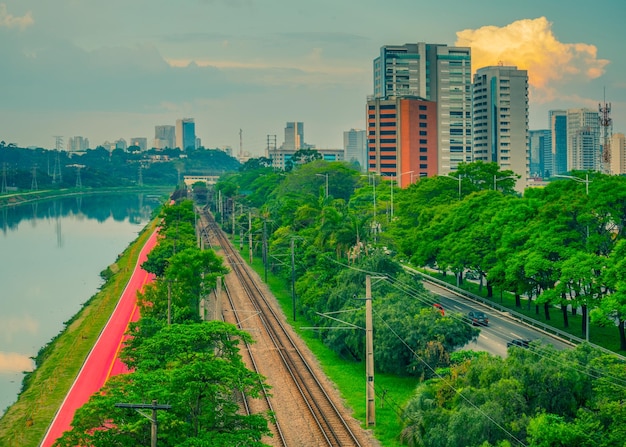 Rzeka Pinheiros i ścieżki rowerowe