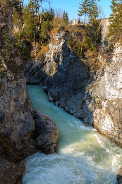 Zdjęcie rzeka płynąca przez skały