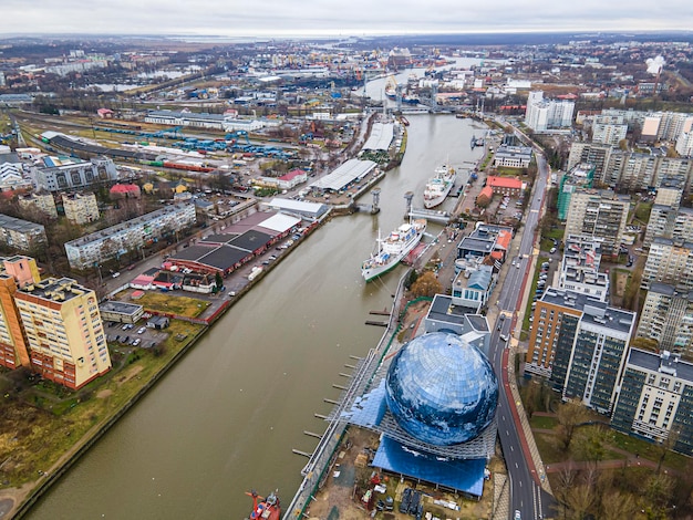 Rzeka Pregoła. Aerial widok z góry miasto Kaliningrad Rosja muzeum oceanu świata.