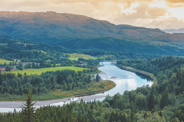 Zdjęcie rzeka w górskiej dolinie piękna przyroda norwegii