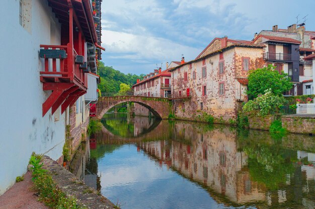 Zdjęcie rzeka w mieście colmar, francja