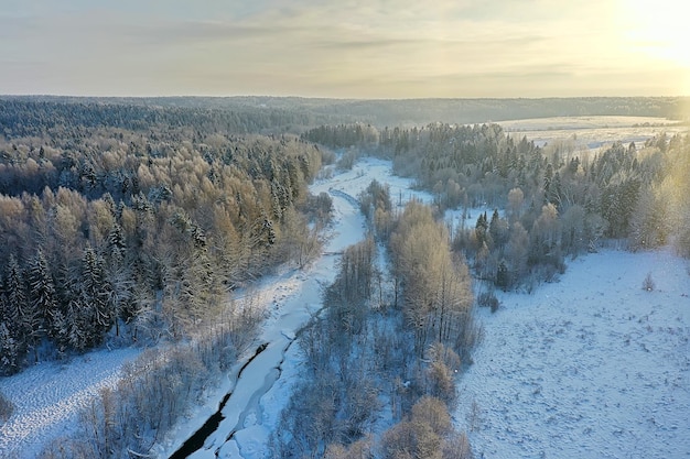 rzeka w zimowym widoku z drona, krajobraz lasu na zewnątrz mrozu