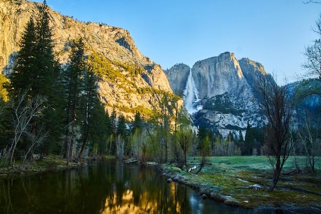 Rzeka Yosemite prowadząca do przepięknych gór i Upper Falls