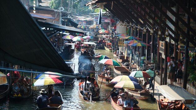 rzeka z łodziami i parasolami i ludźmi na wodzie