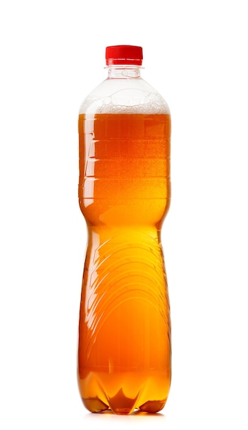 Zdjęcie rzemieślnicze piwo beczkowe w przezroczystej plastikowej butelce izolowanej na białym tle