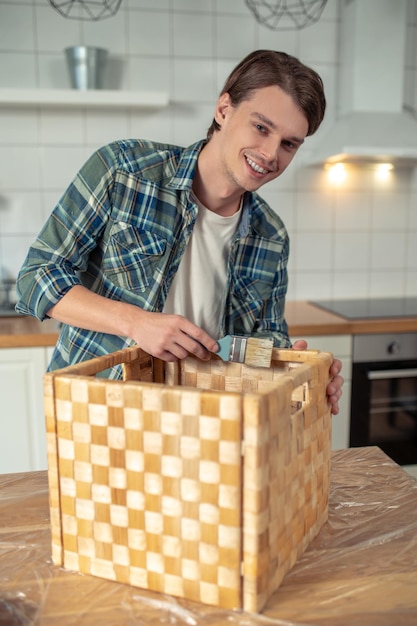 Rzemieślnik malujący wnętrze drewnianego pudełka