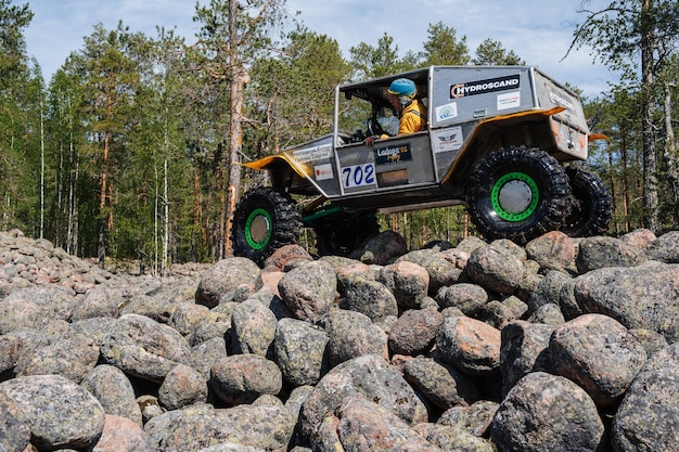 Zdjęcie rzepublika karelia rusja circa junier 2022 turniej offroad ladoga trophy 2022 wokół jeziora ladoga 4x4 jeep suv jeździ na offroadze po skałach w środku lasu