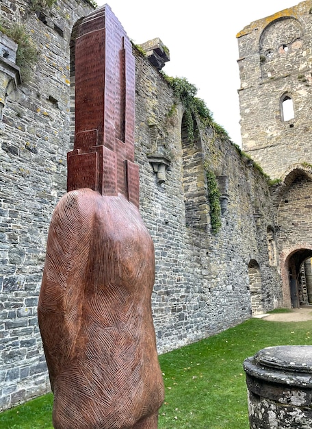 Rzeźba artysty JeanMichel Folon w opactwie VillersLaVille Belgium