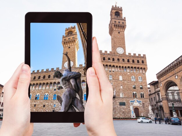 Rzeźba fotografii turystycznej w pobliżu palazzo vecchio