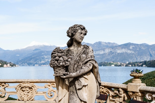 Rzeźba kobiety z koszem owoców na balkonie como villa balbianello italy