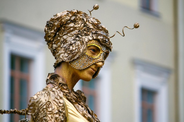 Rzeźba na żywo Golden Fairy Portrait Street Performance Street artist