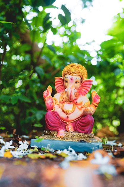 Rzeźba Pana Ganesha Na Tle Przyrody