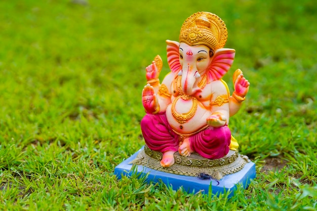 Rzeźba Pana Ganesha Na Tle Przyrody