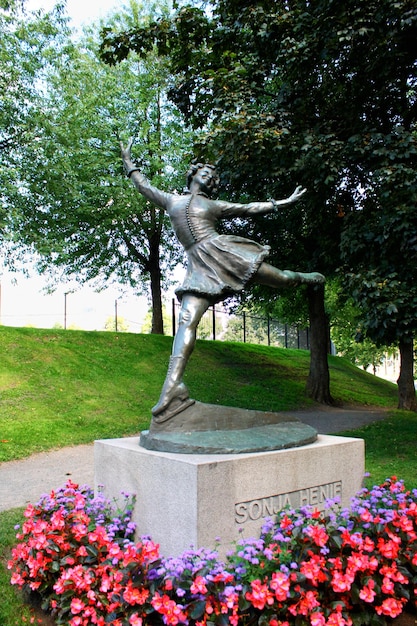 Zdjęcie rzeźba sonji henie w oslo 8 kwietnia 1912 12 października 1969 była norweską łyżwiarką figurową i gwiazdą filmową