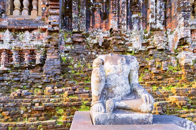 Rzeźba w sanktuarium My Son i świątyni hinduskiej w pobliżu Hoi An w Wietnamie w Azji. Dziedzictwo Królestwa Czampy. Historia i kultura Mysona. Ruiny miasta Shiva. Muzeum Wietnamskie. Cywilizacja hinduizmu