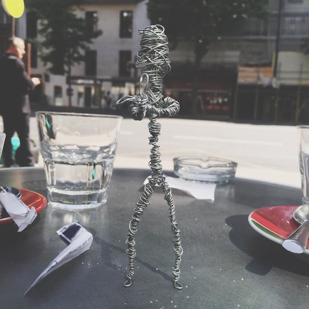 Zdjęcie rzeźba z drutu na stoliku kawiarni