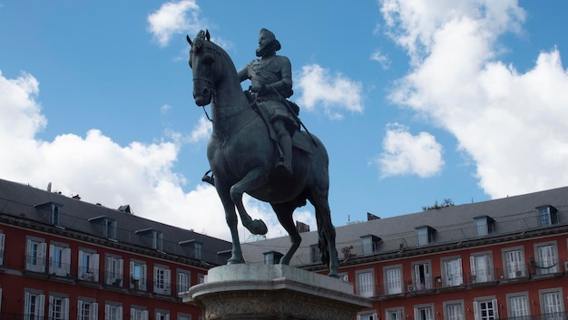 Zdjęcie rzeźba z koniem na głównym placu w madrycie w hiszpanii