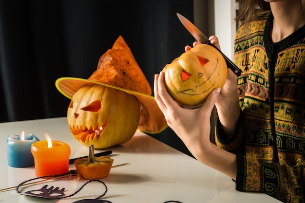 Zdjęcie rzeźbiąc jack'o'lantern