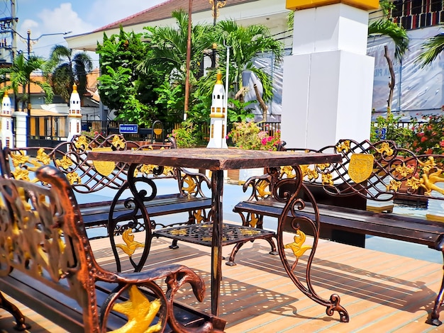 Rzeźbiarska ławka z brązowego złota z arabską architekturą w słonecznej pogodzie parku madiun w indonezji