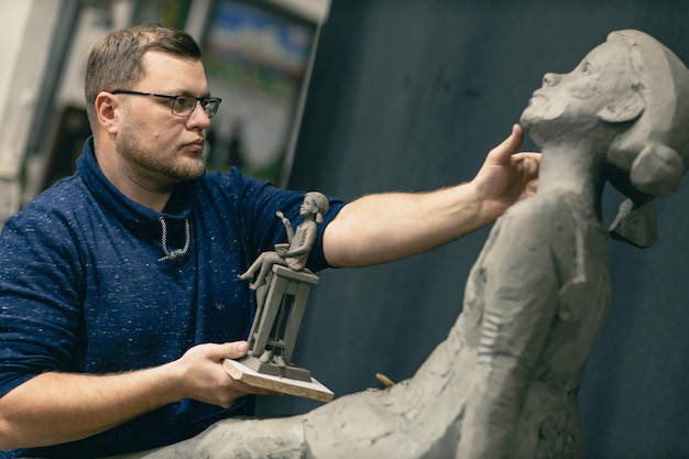 Zdjęcie rzeźbiarz robi posąg w warsztacie