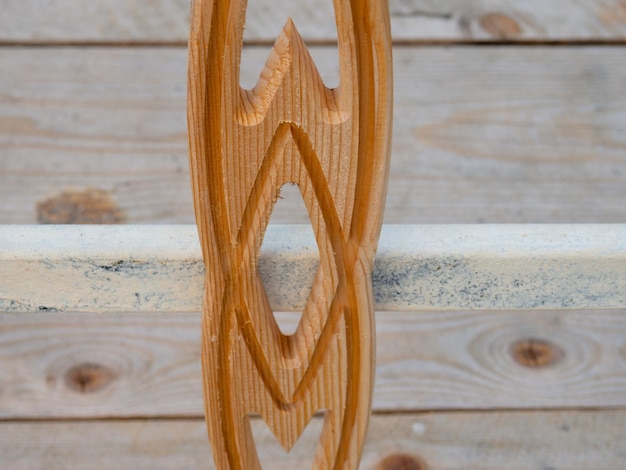 Zdjęcie rzeźbiona drewniana poręcz piękne poręcze drewniana dekoracja na płocie dobra robota