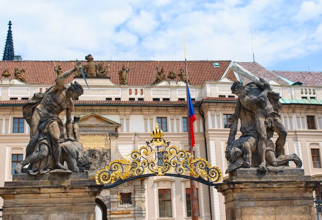 Zdjęcie rzeźby grupowe przy bramie zamku praskiego