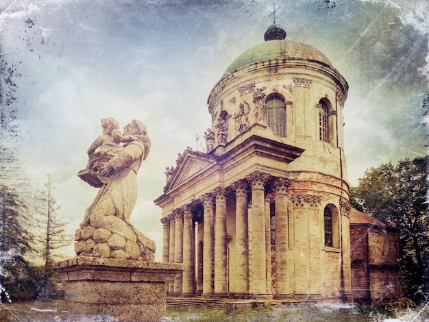 Zdjęcie rzeźby i cerkiew podwyższenia św. józefa i zamek w podhorcach obwód lwowski ukraina