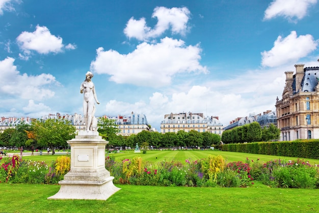 Rzeźby I Posągi W Ogrodzie Tuileries. (jardin Des Tuileries) . Paryż. Francja