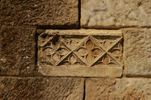 Rzeźby na ścianie castell monestir d'escornalbou