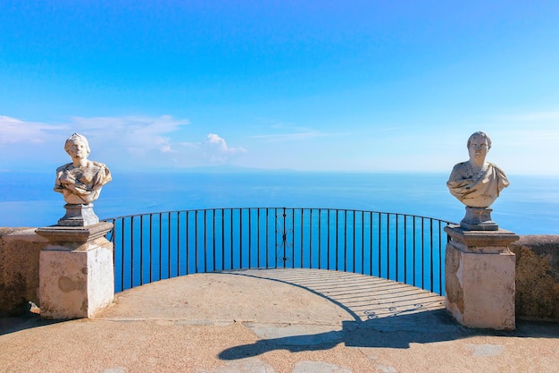 Rzeźby na tarasie w miejscowości Ravello, Morze Tyrreńskie, wybrzeże Amalfi, Włochy