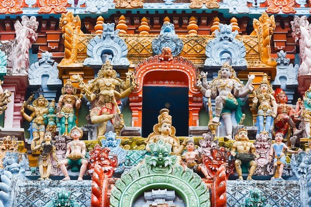 Rzeźby na wieży świątyni hinduskiej