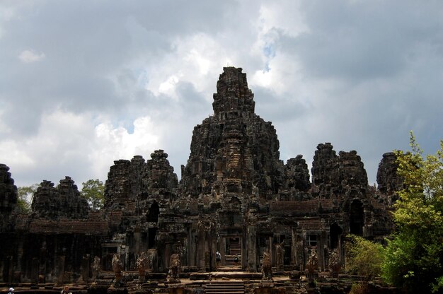 Rzeźby rzeźbione starożytne ruiny antyczny budynek Prasat Bayon Castle lub świątynia Jayagiri Brahma dla Kambodżan i podróżnych podróży wizyta szacunek modlić się w Angkor Thom Wat w Siem Reap Kambodża