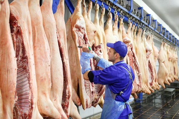 Rzeźnik cięcia wieprzowiny w produkcji mięsa.