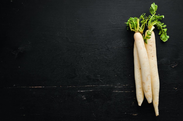 Rzodkiew Daikon Na Czarnym Tle Rzodkiewka Warzywa Widok Z Góry Wolne Miejsce Na Tekst