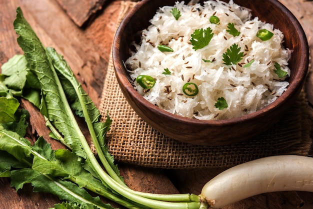 Rzodkiew Raita Lub Daikon Lub Mooli Koshimbir To Przyprawa Z Subkontynentu Indyjskiego, Zrobiona Z Dahi Lub Twarogu