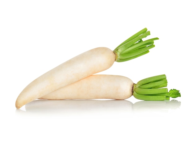 Rzodkiewki Daikon na białym tle