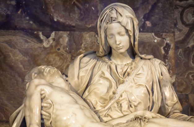 Rzym, Państwo Watykańskie - 28 sierpnia 2018: Pietà di Michelangelo (Szkoda), 1498-1499, znajduje się w Bazylice Świętego Piotra w Rzymie
