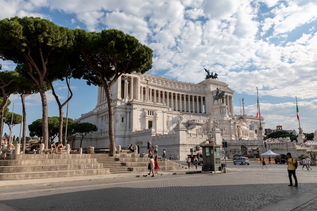 Rzym, Włochy - 19 czerwca 2018: Panoramiczny widok z przodu Muzeum pomnik Vittorio Emanuele Ii znany również jako Vittoriano lub Altare della Patria na Piazza Venezia w Rzymie. Letni dzień i błękitne niebo