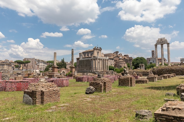 Rzym, Włochy - 20 czerwca 2018: Panoramiczny widok na Forum Romanum, znany również przez Forum Romanum lub Foro Romano. Jest to forum otoczone ruinami starożytnych budynków rządowych w centrum Rzymu