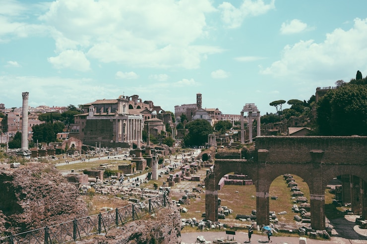Zdjęcie rzym, włochy - 20 czerwca 2018: panoramiczny widok na forum romanum, znany również przez forum romanum lub foro romano. jest to forum otoczone ruinami starożytnych budynków rządowych w centrum rzymu