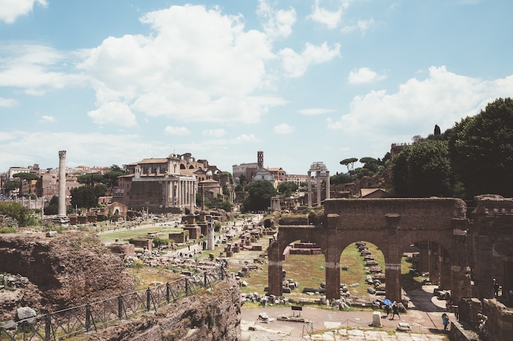Zdjęcie rzym, włochy - 20 czerwca 2018: panoramiczny widok na forum romanum, znany również przez forum romanum lub foro romano. jest to forum otoczone ruinami starożytnych budynków rządowych w centrum rzymu