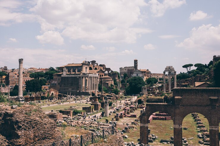 Zdjęcie rzym, włochy - 20 czerwca 2018: panoramiczny widok na forum romanum, znany również przez forum romanum lub foro romano. jest to forum otoczone ruinami starożytnych budynków rządowych w centrum rzymu
