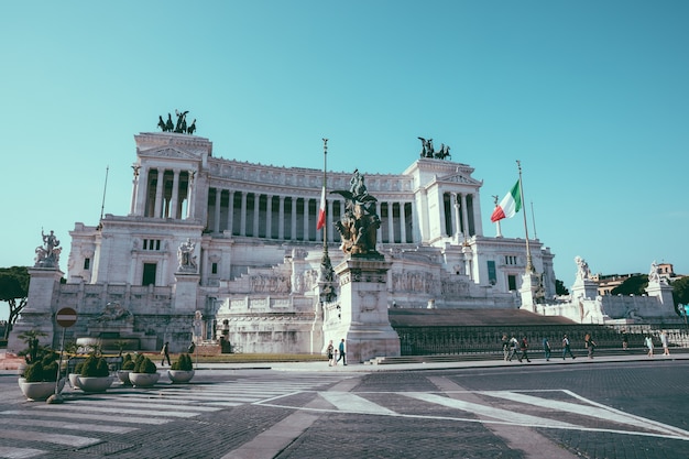 Rzym, Włochy - 20 Czerwca 2018: Panoramiczny Widok Z Przodu Muzeum Pomnik Vittorio Emanuele Ii Znany Również Jako Vittoriano Lub Altare Della Patria Na Piazza Venezia W Rzymie. Letni Dzień I Błękitne Niebo