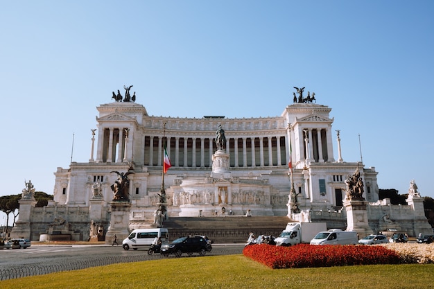 Rzym, Włochy - 20 Czerwca 2018: Panoramiczny Widok Z Przodu Muzeum Pomnik Vittorio Emanuele Ii Znany Również Jako Vittoriano Lub Altare Della Patria Na Piazza Venezia W Rzymie. Letni Dzień I Błękitne Niebo