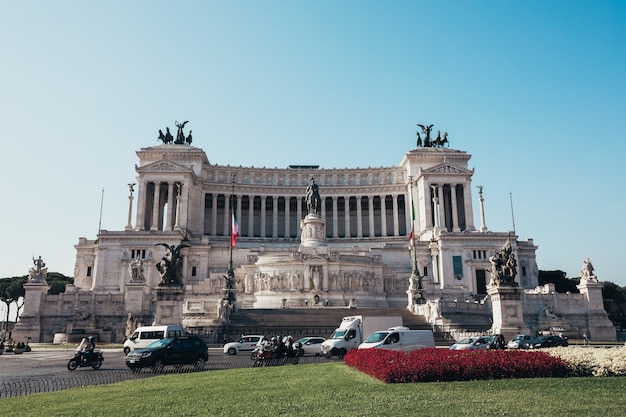 Rzym, Włochy - 20 Czerwca 2018: Panoramiczny Widok Z Przodu Muzeum Pomnik Vittorio Emanuele Ii Znany Również Jako Vittoriano Lub Altare Della Patria Na Piazza Venezia W Rzymie. Letni Dzień I Błękitne Niebo