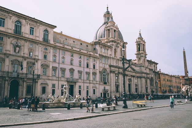 Rzym, Włochy - 21 czerwca 2018: Panoramiczny widok na Piazza Navona to plac w Rzymie. Letni dzień i błękitne niebo. Ludzie chodzą po placu