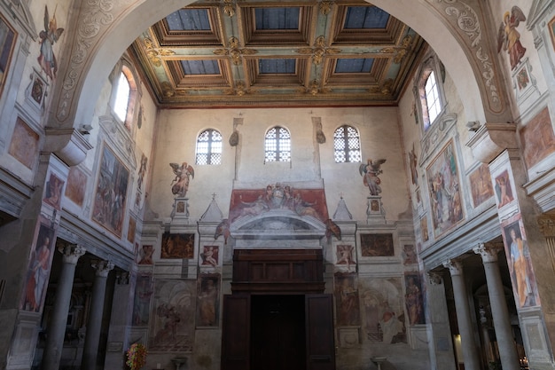 Rzym, Włochy - 21 czerwca 2018: Panoramiczny widok na wnętrze Bazyliki Saint Praxedes lub Santa Prassede. Jest to starożytny kościół tytularny i bazylika mniejsza w Rzymie