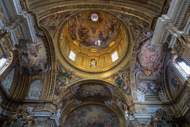 Rzym, Włochy - 21 czerwca 2018: Panoramiczny widok na wnętrze kościoła Gesu. Jest to kościół macierzysty Towarzystwa Jezusowego (jezuitów), katolickiego zgromadzenia zakonnego